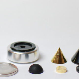 Gummi-Elemente, Silikon in Edelstahl, Metall-Spikes. Dynavox, in-akustik und Oehlbach. Es gibt eine Reihe von Optionen und Herstellern, die helfen, Lautsprecher vom Boden zu entkoppeln.