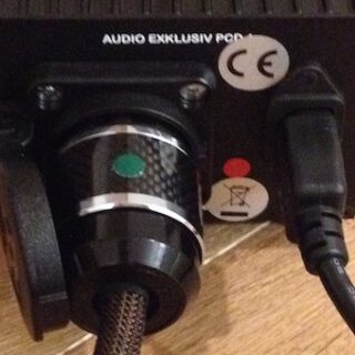 Audio Exklusiv Powerdconditioner PCD 1 mit Audio Exklusiv Powercord (links) und einfachem Stromkabel