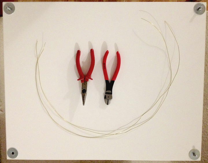 Werkzeug und Material: Die simpelste Variante, ein Rack zu erden, braucht etwas Draht, einen Seitenschneider und eine Flachzange