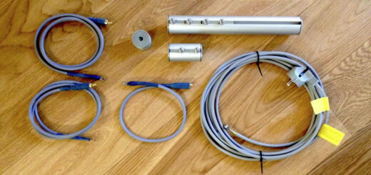 Eines der langen Cinch-Kabel fehlt auf dem Bild: Das Erdungs-Set von creaktiv besteht aus Austausch-Beinen, Ausgleichs-Scheiben und passenden Kabeln für Geräte und Haus-Erdung