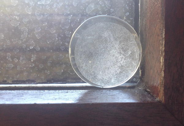 Milchglas durch Regen und Klebefolie: Die creaktiv Systems TwisterStop Glaslinse 30 mm klar am Fenster des hörraums