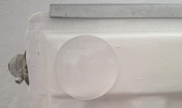 Klar auf weiß für sauberen Klang: Die creaktiv Systems TwisterStop Glaslinse 30 mm klar am Heizkörper des Hörraums