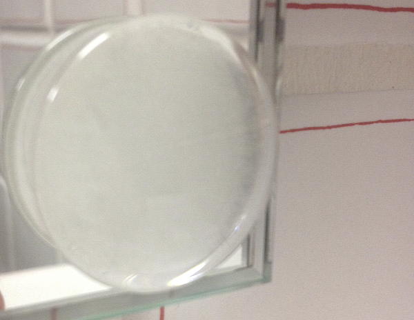 Spieglein, Spieglein an der Wand: Die creaktiv Systems TwisterStop Glaslinse 30 mm klar am Spiegel im Bad schräg gegenüber dem Hörraum