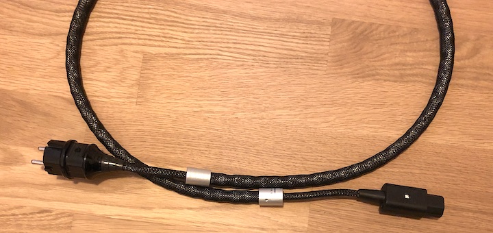 Klangwürgende Kabel-Python oder luftiger Zugewinn? Das in-akustik AC- 1204 AIR Stromkabel stellt sich dem Test
