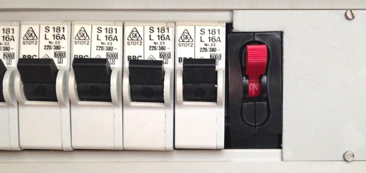 Schwarz-weiss im Sicherungskasten: Während die herkömmlichen Automaten mäßig klingen, liefert der GigaWatt Sicherungsautomat audiophil hilfreichen Strom