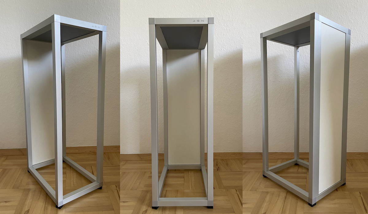 Wohnzimmertauglich: Der Alurahmen wirkt filigran, die Platte im Rücken verbirgt die Kabel.