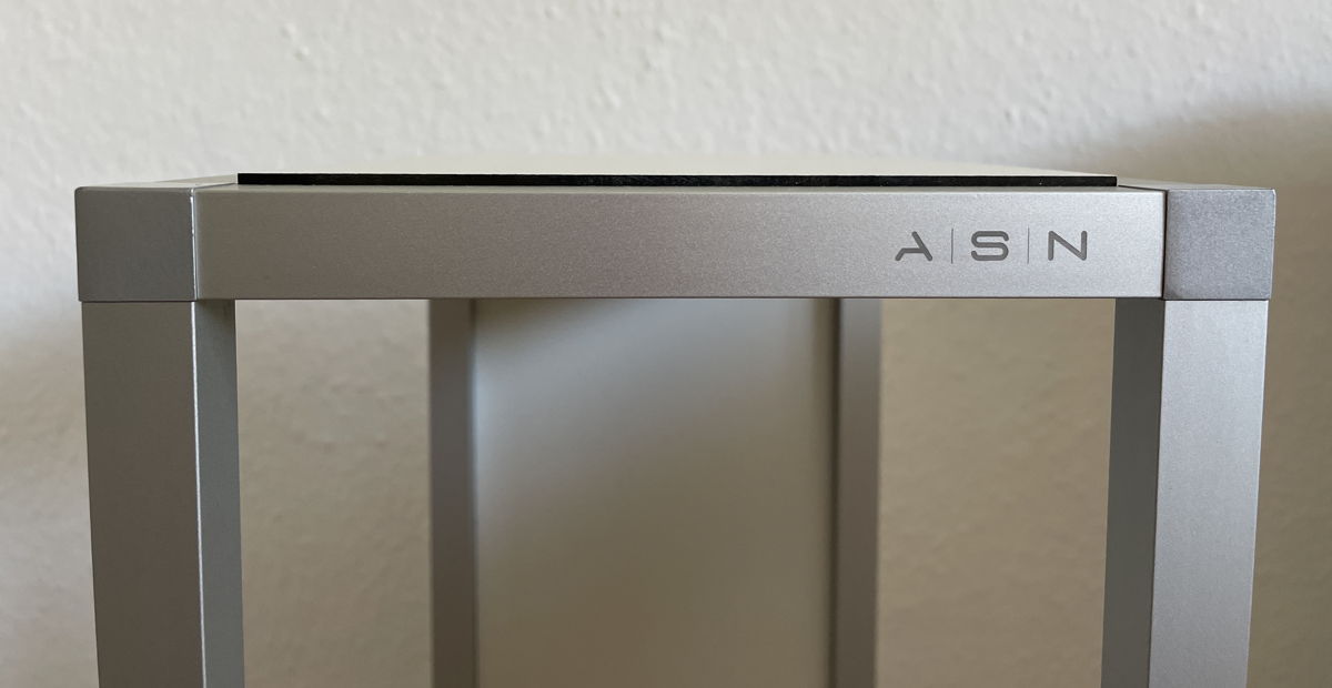 Kaum sichtbar, aber wirkungsvoll: Die Absorberplatten heben die Lautsprecherbox minimal über den Rand des Ständers und isolieren sie perfekt.