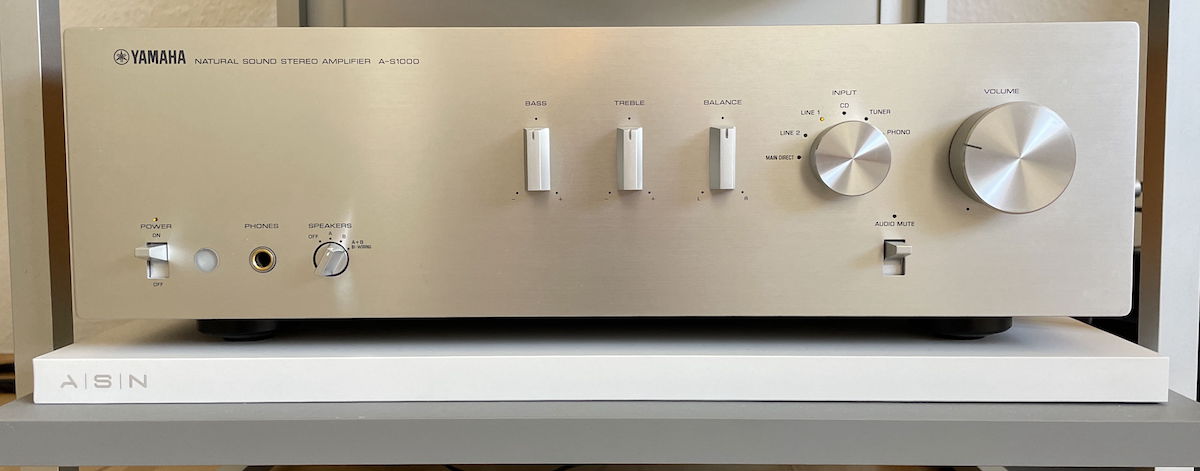 Zum Finale trägt die ASN Ex-Xact Balance AbsorberBase den Verstärker auf einem ASN LA_TERRAZZA 1.3 Rack .