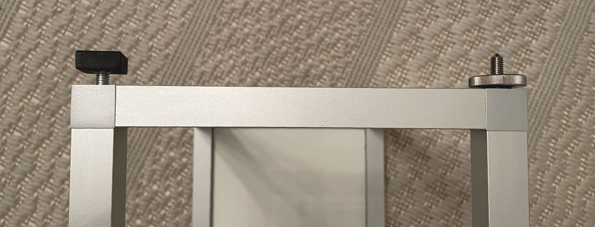 Die Spikes für die LA_TERRAZZA Speaker-Stands sind länger als die serienmäßigen Füße.