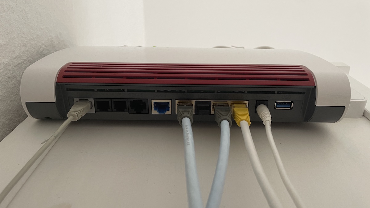 Die hellblauen Netzwerk-Kabel verbinden Mac und DAC mit dem Router.