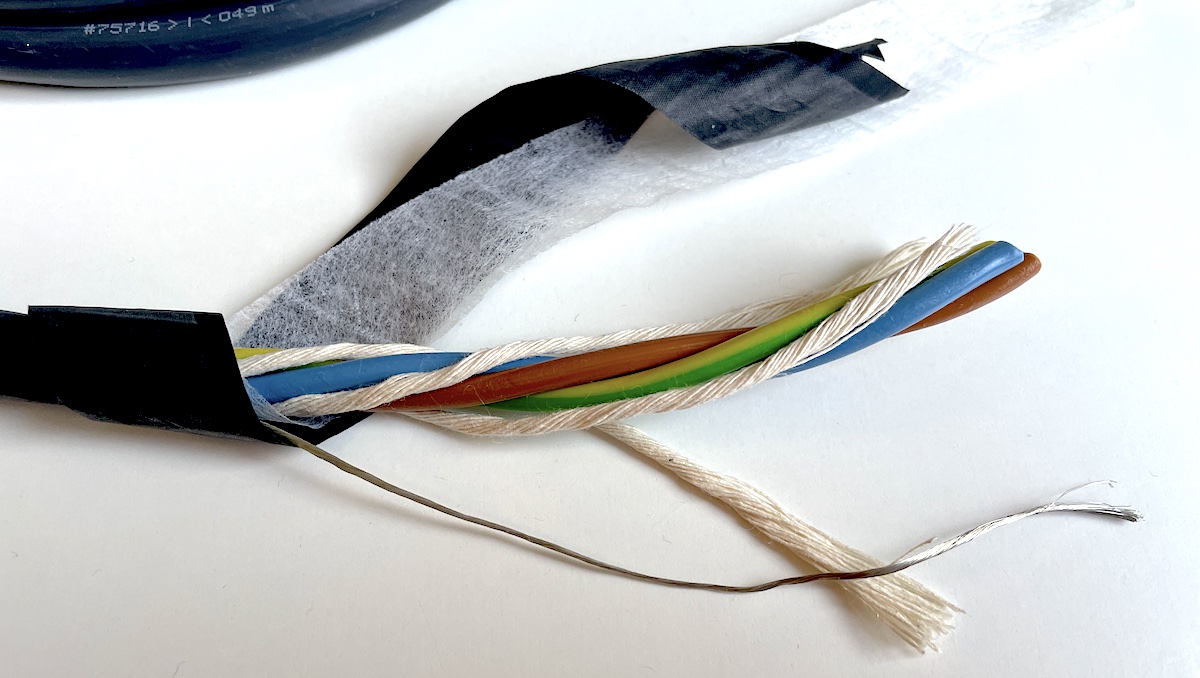 Stromkabel für HiFi-, audioplhile und andere sensible Anwendungen sind optimaler Weise doppelt geschirmt, haben eine separate Ableitung und ihre drei Kabel werden durch separate Platzhalter gegeneinander auf Distanz gehalten.