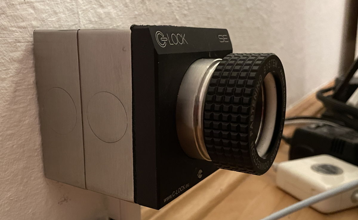 Kleine Änderung: Da die Erdung der Steckdose mit ihrer Frontplatte verbunden ist, und diese mit der Aufputzdose verschraubt wird, wurde die Schirmung des Kabels im Innern der Aufputzdose mit Isolierband an dessen Mantel verklebt.