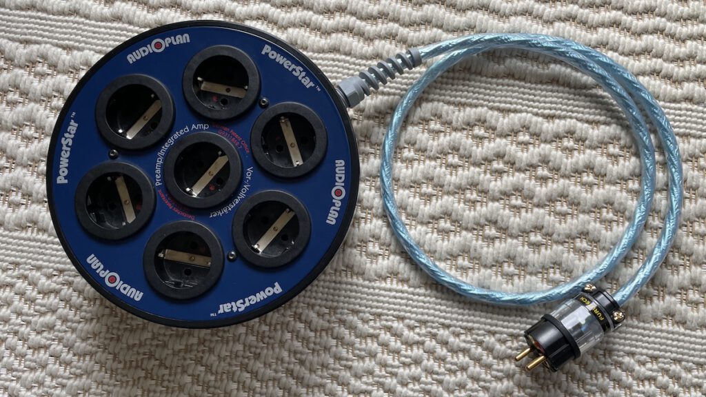 Monochrom blau in blau: Der Audioplan PowerStar nach der Modifikation 