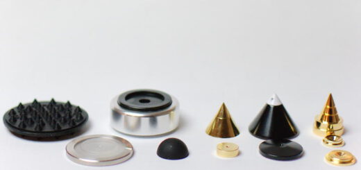 Gummi-Elemente, Silikon in Edelstahl, Metall-Spikes. Dynavox, in-akustik und Oehlbach. Es gibt eine Reihe von Optionen und Herstellern, die helfen, Lautsprecher vom Boden zu entkoppeln.