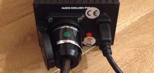 Audio Exklusiv Powerdconditioner PCD 1 mit Audio Exklusiv Powercord (links) und einfachem Stromkabel