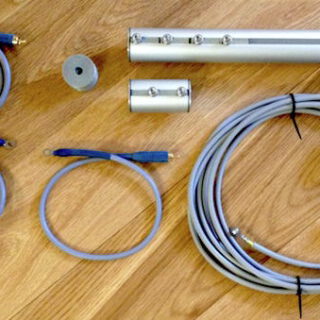 Eines der langen Cinch-Kabel fehlt auf dem Bild: Das Erdungs-Set von creaktiv besteht aus Austausch-Beinen, Ausgleichs-Scheiben und passenden Kabeln für Geräte und Haus-Erdung