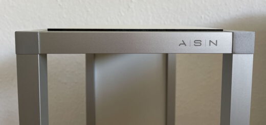 Kaum sichtbar, aber wirkungsvoll: Die Absorberplatten heben die Lautsprecherbox minimal über den Rand des Ständers und isolieren sie perfekt.