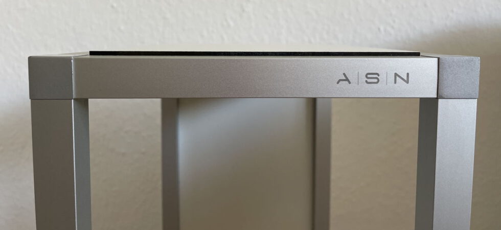 Kaum sichtbar, aber wirkungsvoll: Die Absorberplatten heben die Lautsprecherbox minimal über den Rand des Ständers und isolieren sie perfekt.