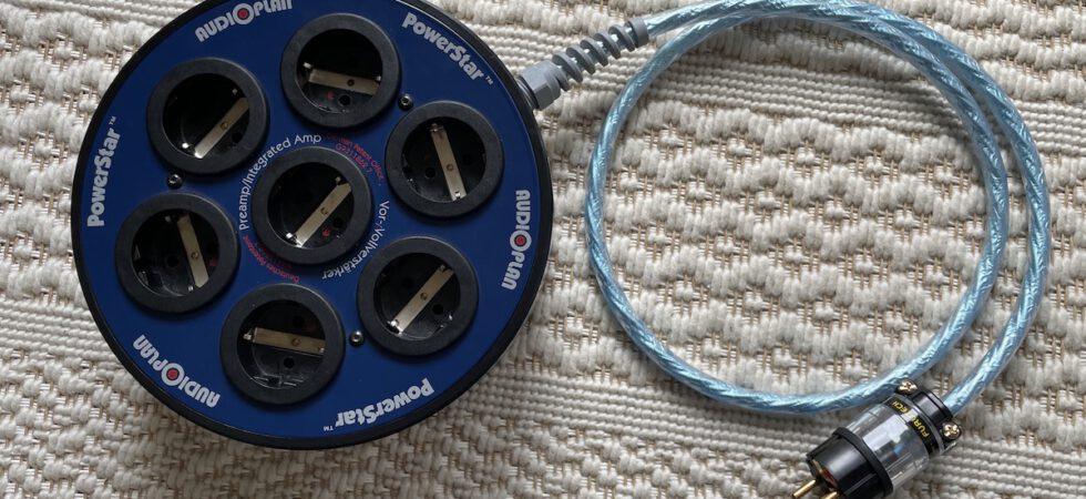Monochrom blau in blau: Der Audioplan PowerStar nach der Modifikation
